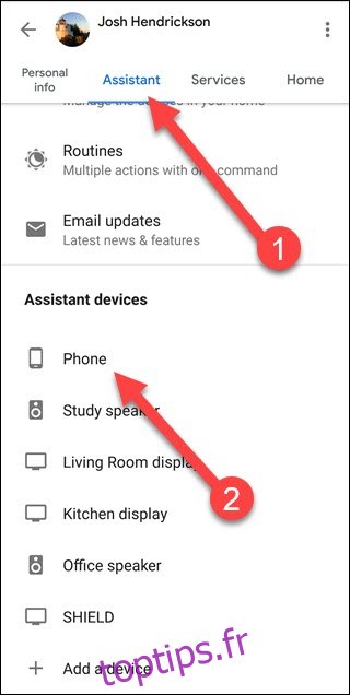 Application de recherche Google avec des flèches pointant vers l'option Assistant et téléphone
