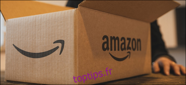 Une boîte Amazon sur une table