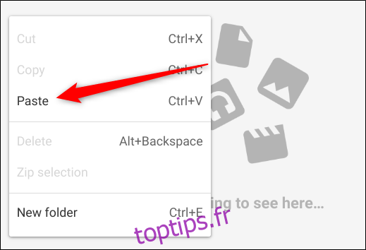 Accédez à un dossier dans lequel vous souhaitez stocker ces fichiers sur votre Chromebook via l'application Fichiers, cliquez avec le bouton droit de la souris, puis cliquez sur Coller dans le menu contextuel