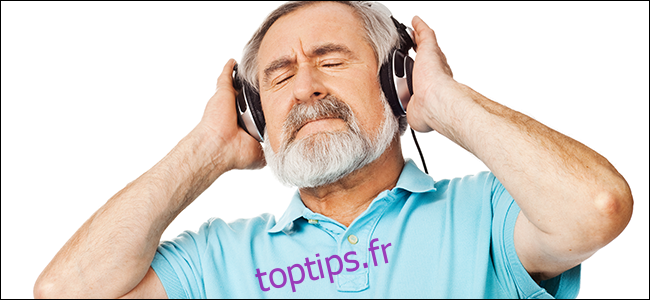 Un homme plus âgé apprécie vraiment la qualité sonore de ses écouteurs coûteux
