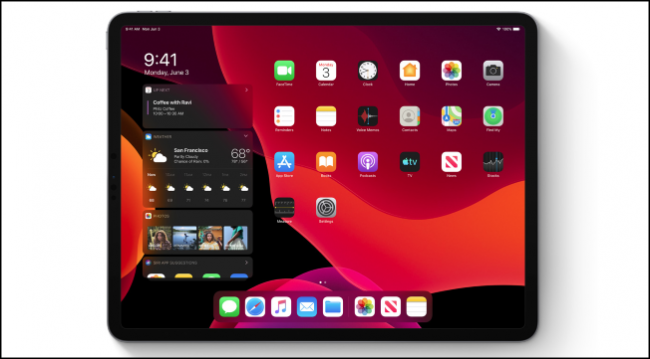 Écran d'accueil iPadOS en mode sombre affichant des widgets