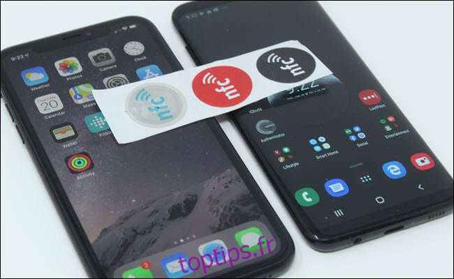 Un iPhone XR et un Samsung S8 avec des étiquettes NFC posées sur eux.