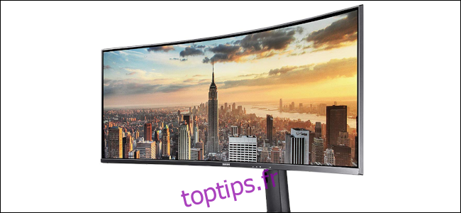 Un écran ultra-large Samsung de 43 pouces montrant une scène d'horizon de New York au coucher du soleil.
