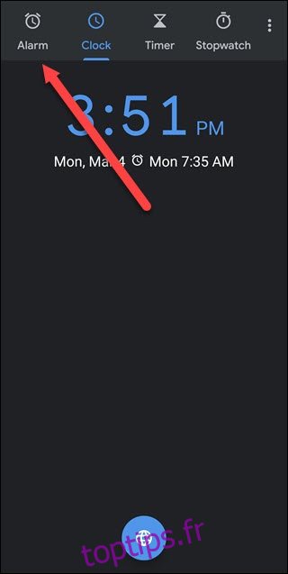 Application Google Clock avec une flèche pointant vers l'option d'alarme