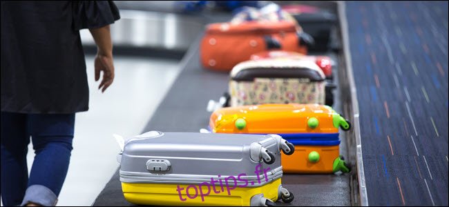 Valise à roulettes sur une ceinture à bagages au terminal de l'aéroport