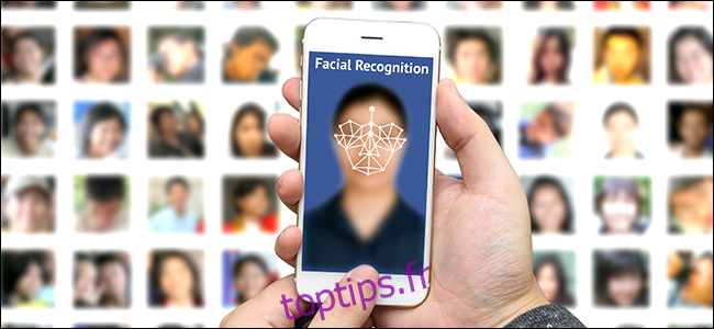 Un homme utilisant une technologie de reconnaissance faciale pour identifier un sujet à partir d'une base de données.