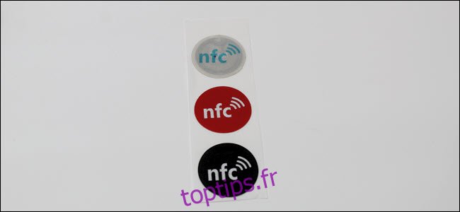 Trois tags NFC sur une bande de papier.