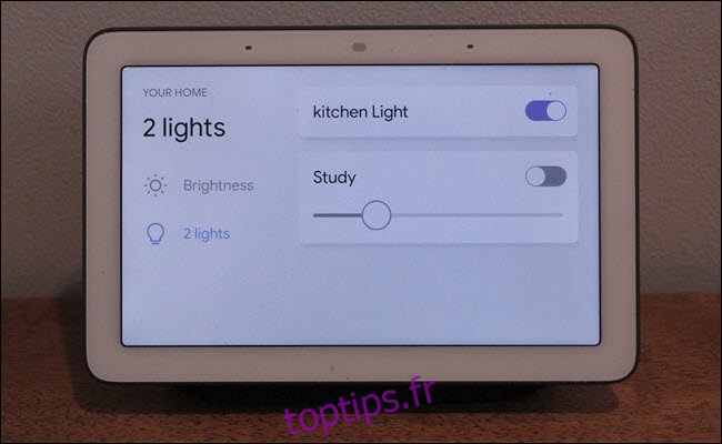 Google Home Hub avec commandes d'éclairage intelligentes à l'écran.