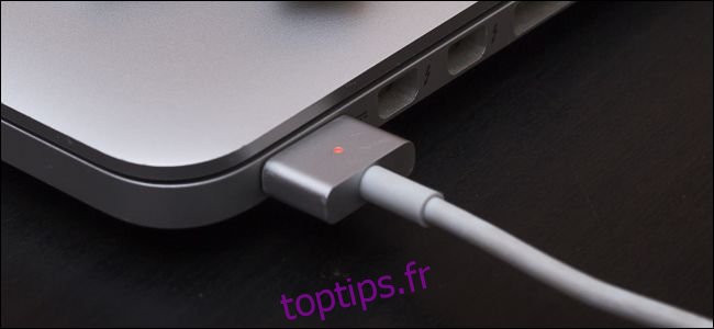 Chargement du MacBook avec voyant orange sur le câble