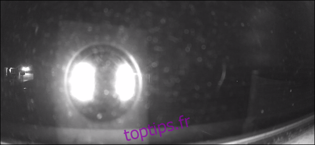 Wyze Cam avec LED de vision nocturne allumées, la plupart de l'image est obscurcie par des lumières vives