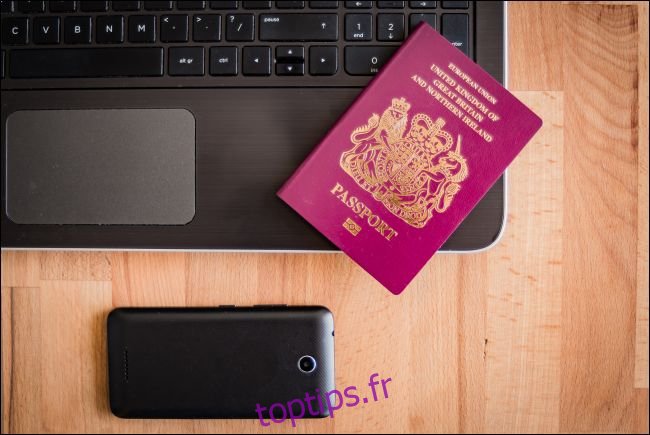 Passeport britannique avec ordinateur portable et smartphone