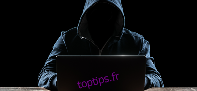 Un hacker cagoulé devant son ordinateur