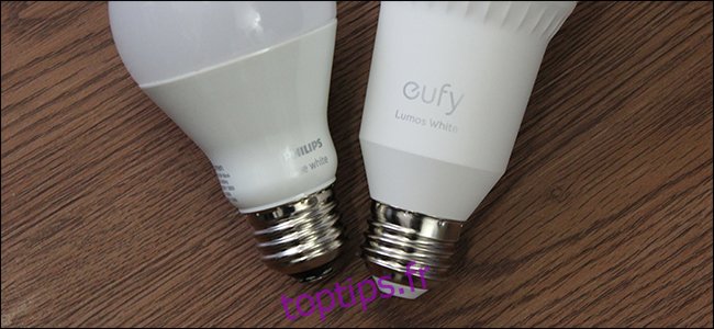 Une ampoule intelligente Philips et Eufy côte à côte.