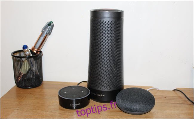 Un Amazon Echo, Google Home Mini et Harmon Kardon Invoke (haut-parleur Cortana)