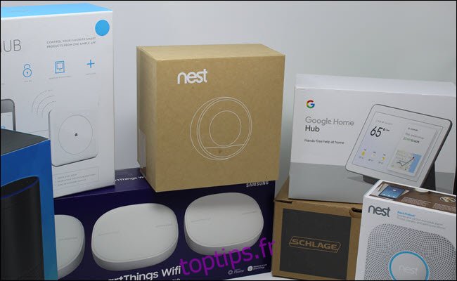 Un thermostat Nest, google home bub, Nest Protect, Schlage Smart Lock, Wink hub, SmartThings Wifi hub et Amazon Echo.