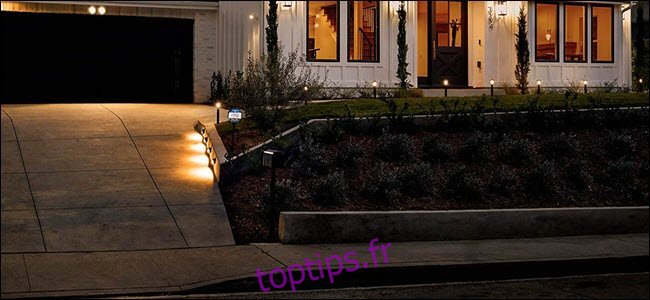 Une série de lumières intelligentes annulaires bordant un chemin de trottoir.