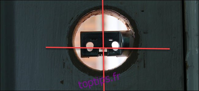 Une cavité de serrure avec un boulon à l'intérieur et des lignes traversant le centre vertical et horizontal.