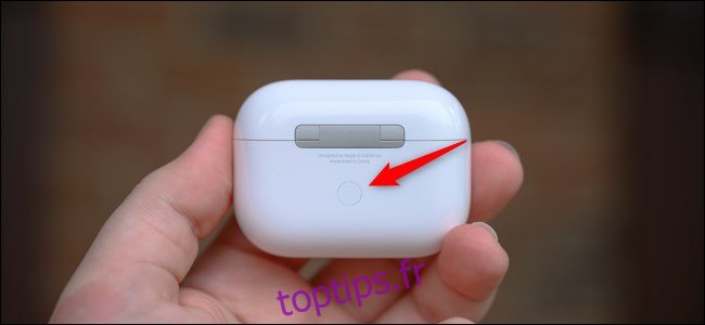 Arrière du boîtier Apple AirPods Pro avec bouton de couplage