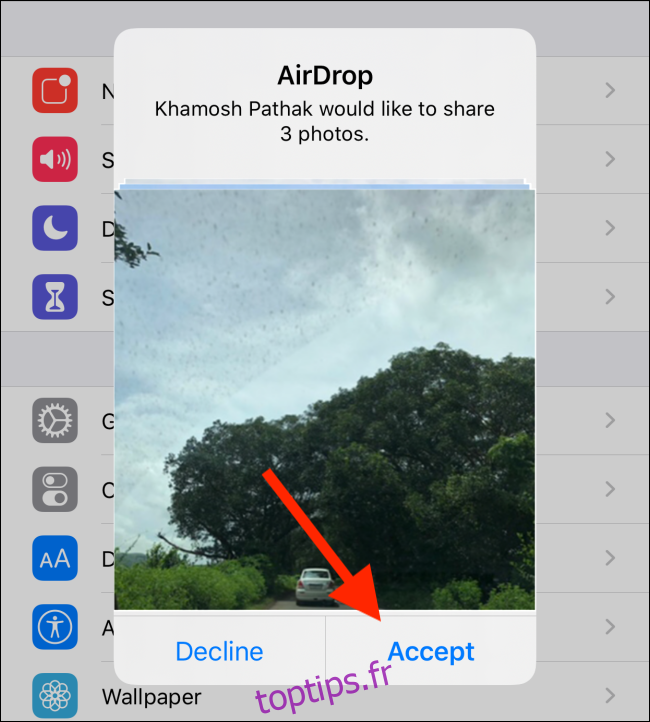 Une demande AirDrop pour partager des photos; votre contact doit toucher 