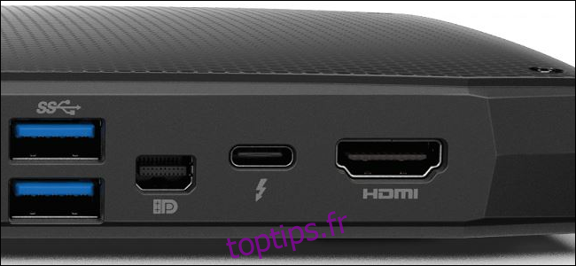 Un gros plan des ports d'ordinateur portable, y compris (de gauche) HDMI, Thunderbolt 3, DisplayPort et deux ports USB.