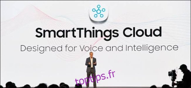 Un homme sur une scène devant un immense fond Samsung SmartThings Cloud.
