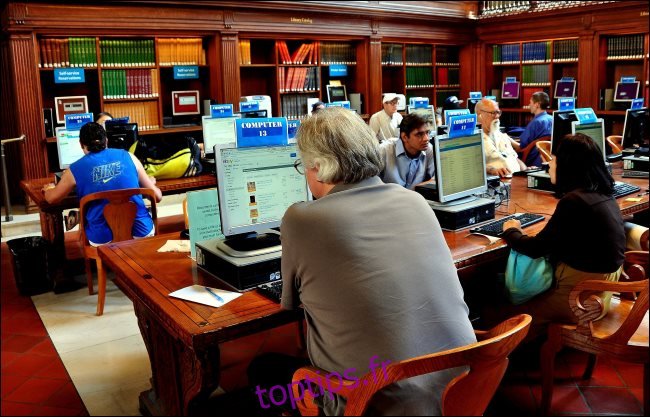Les personnes utilisant des ordinateurs publics dans une bibliothèque de la ville de New York