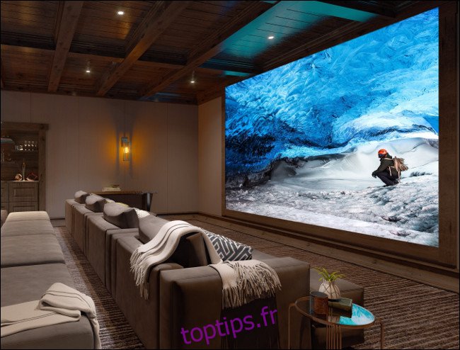 Un mur d'affichage à LED Crystal 8K Sony dans un cinéma maison.