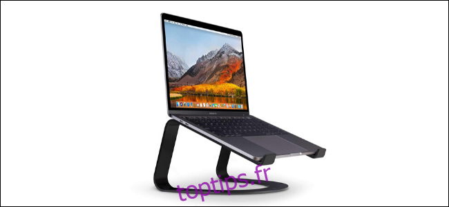 Le support pour ordinateur portable Twelve South Curve avec un MacBook posé dessus. 