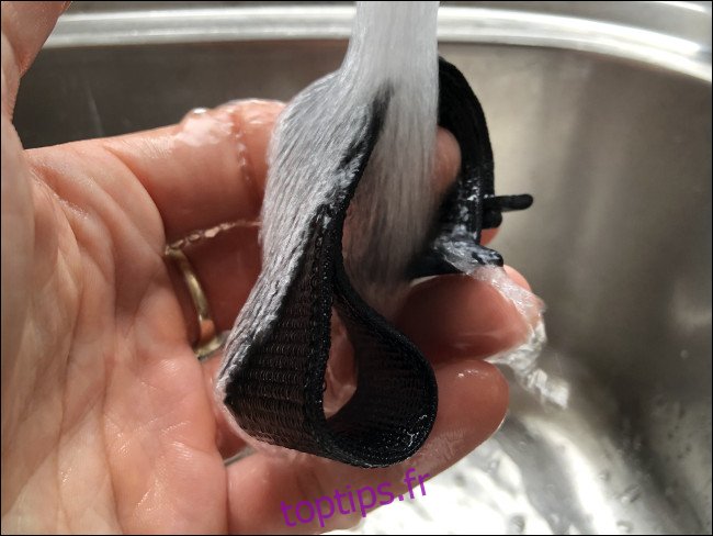 Rincer le bracelet de l'Apple Watch sous l'eau courante chaude pour le nettoyer