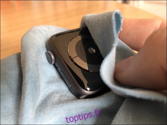 Essuyez l'Apple Watch avec un chiffon humide pour éliminer la saleté