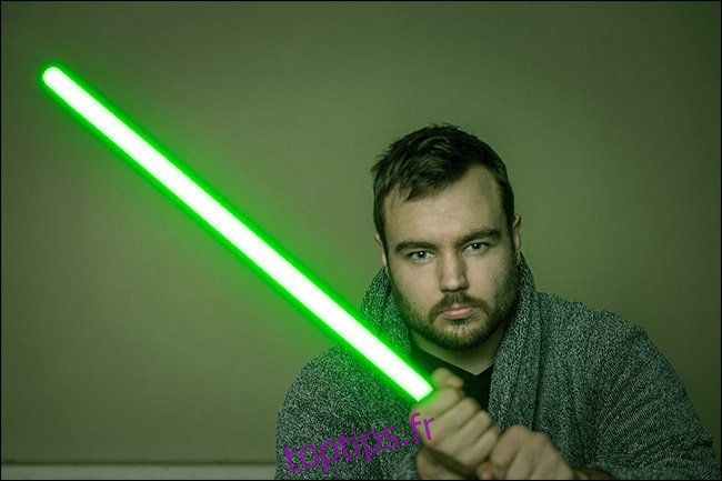 Une photo composite de l'auteur tenant un sabre laser
