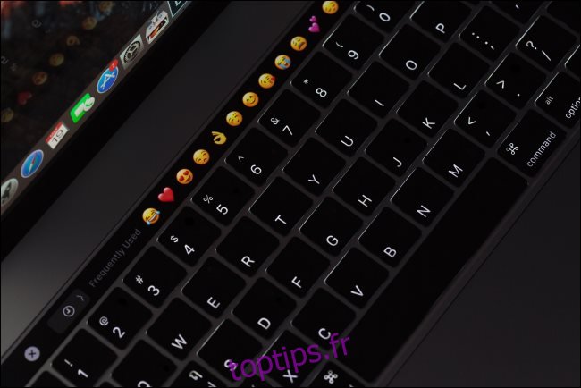 Un clavier MacBook Pro rétroéclairé avec une barre tactile.