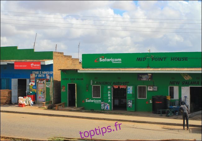Une boutique Safaricom avec un signe M-Pesa au Kenya.