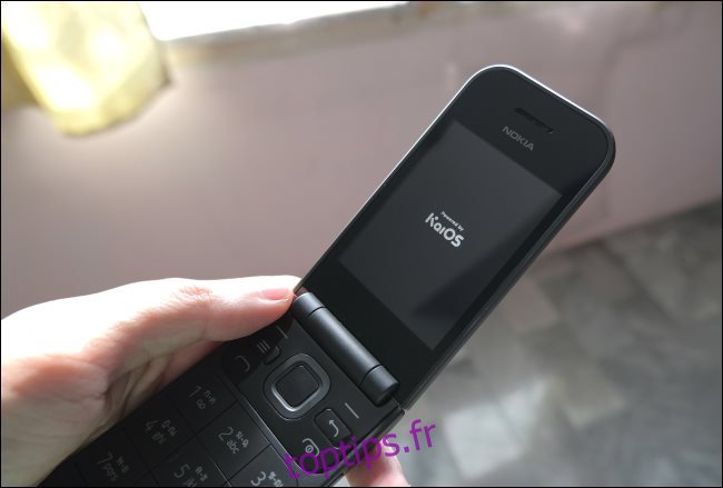 Un téléphone à clapet Nokia 2720 exécutant KaiOS.