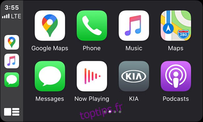Icônes d'application dans Apple CarPlay sur un écran d'infodivertissement dans un véhicule.