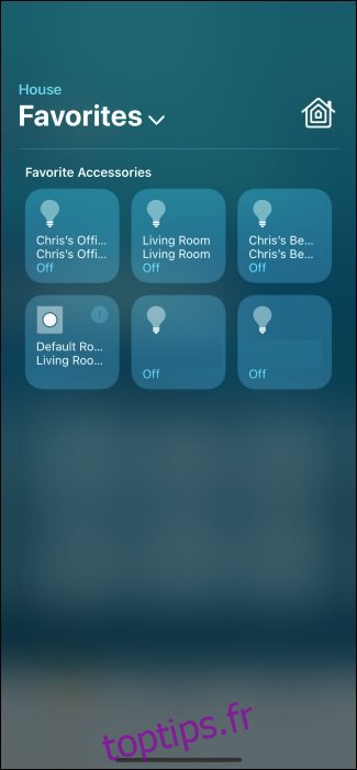 Le centre de contrôle de l'iPhone affichant les appareils domestiques intelligents préférés.