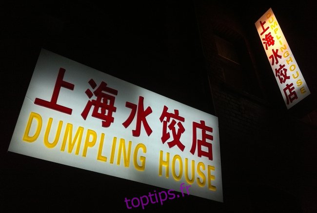 Une photo de nuit de l'enseigne lumineuse du restaurant Dumpling House prise avec un iPhone 4.