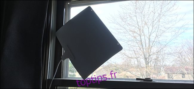 Une antenne TV sur une fenêtre