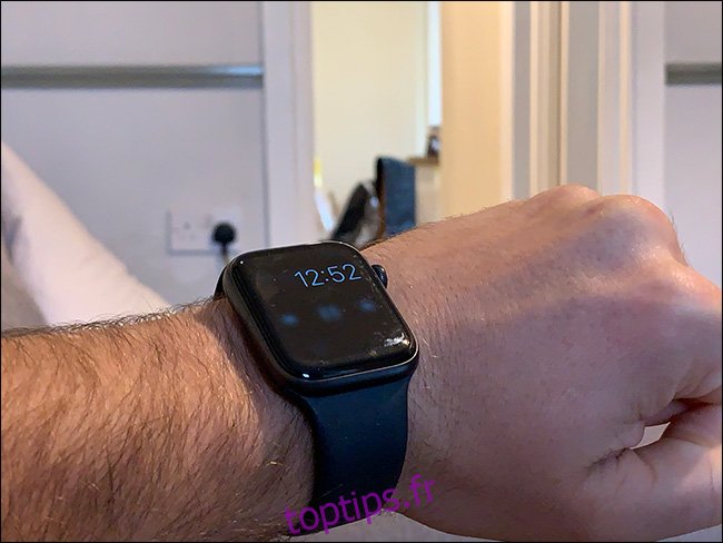 Une smartwatch sur le bras de l'homme avec un arrière-plan légèrement flou.