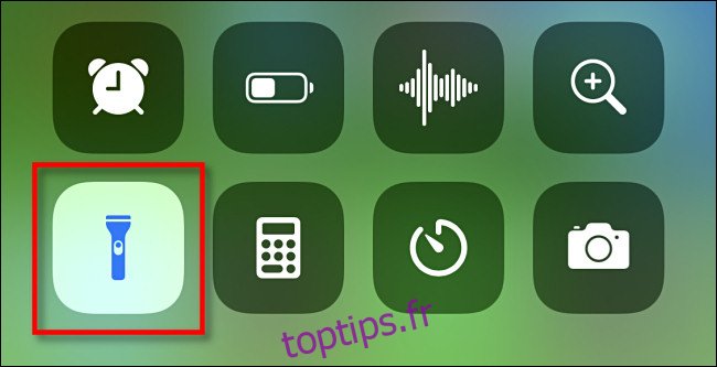Appuyez sur l'icône de la lampe de poche dans le centre de contrôle de l'iPhone pour l'éteindre.