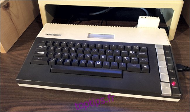 Un adaptateur FujiNet installé sur un Atari 800XL.