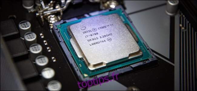 Un processeur Intel dans un socket de carte mère.