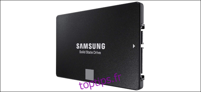 Un disque SSD Samsung de 2,5 pouces noir.
