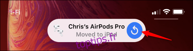 Une notification iPhone indiquant que les AirPods ont été déplacés vers un iPad.