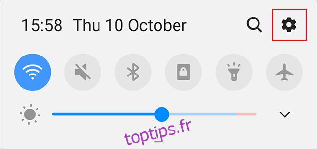 Balayez vers le bas pour accéder au volet des notifications, puis appuyez sur l'icône d'engrenages pour accéder au menu des paramètres Android