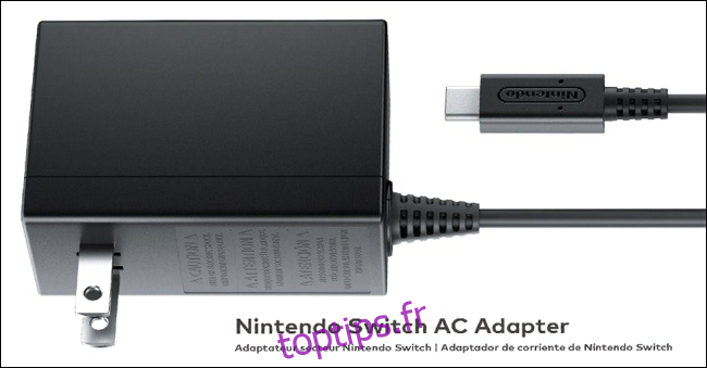 L'adaptateur secteur officiel Nintendo Switch.