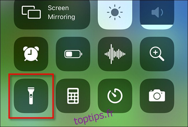 Appuyez sur l'icône de la lampe de poche dans le centre de contrôle de l'iPhone pour l'activer.