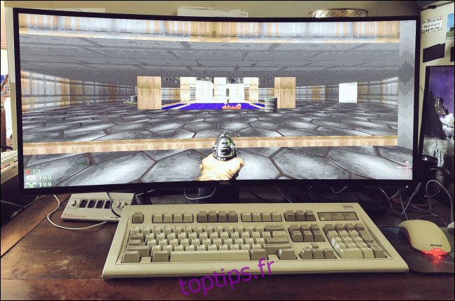 GZDoom sur un moniteur à écran large derrière un clavier et une souris de bureau. 