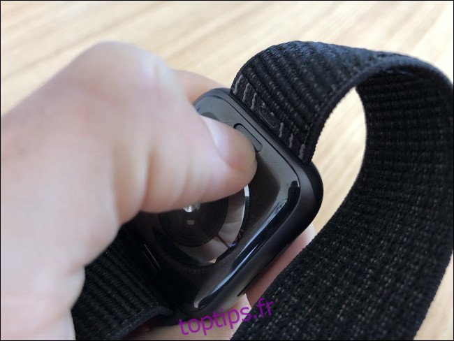 Retirez le bracelet Apple Watch à l'aide des boutons à l'arrière de la montre