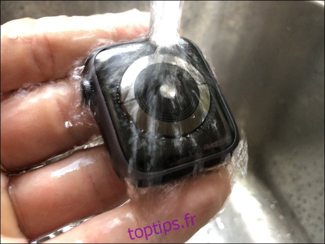 Une Apple Watch rincée sous l'eau courante.